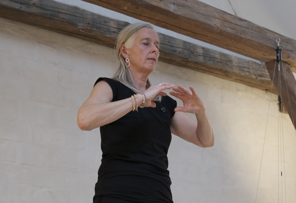 Bettina beim Qi Gong