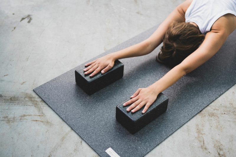 Dehnungen mit Yoga Block