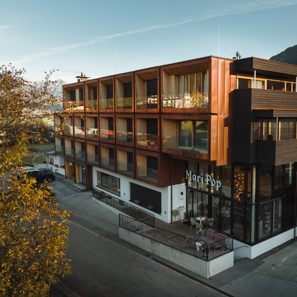 Ein modernes Hotel in Österreich mit großen Fenstern