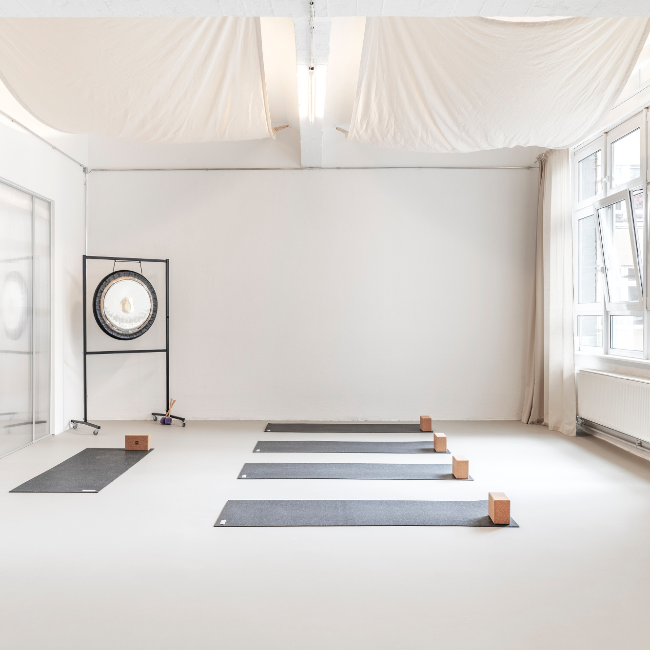 Das wunderschöne Studio in Berlin sehr clean und minimalistisch