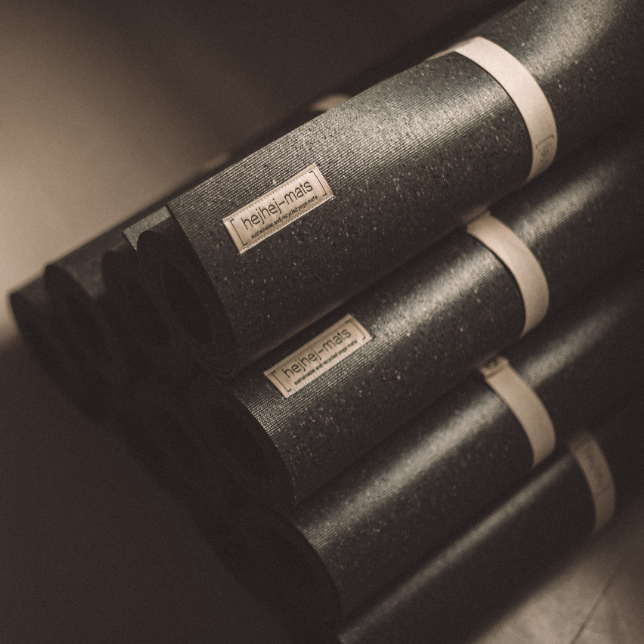 Eine Pyramide aus eher dunklen XXL Yogamatten