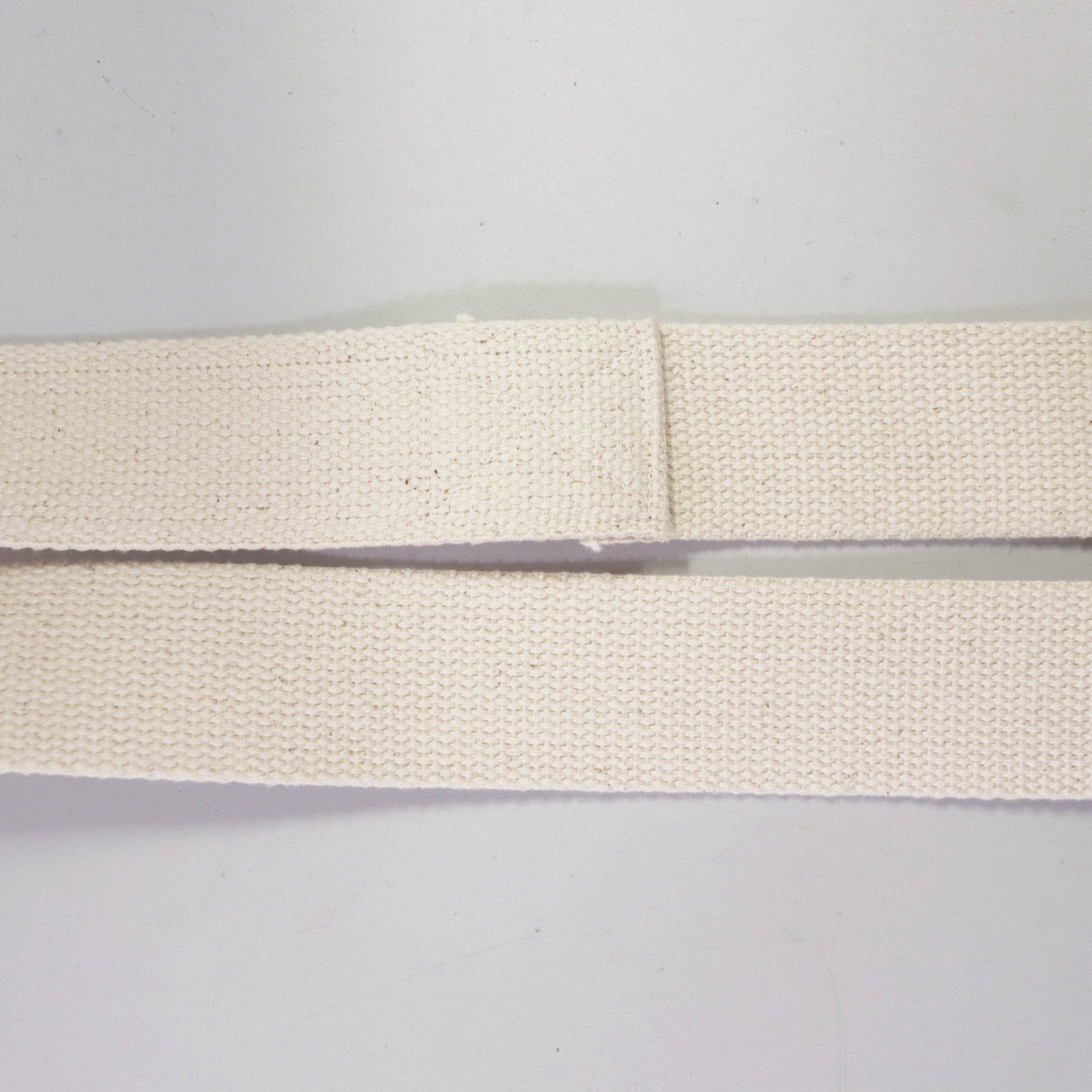 Zusammengenähte Stücke des B-Ware Straps