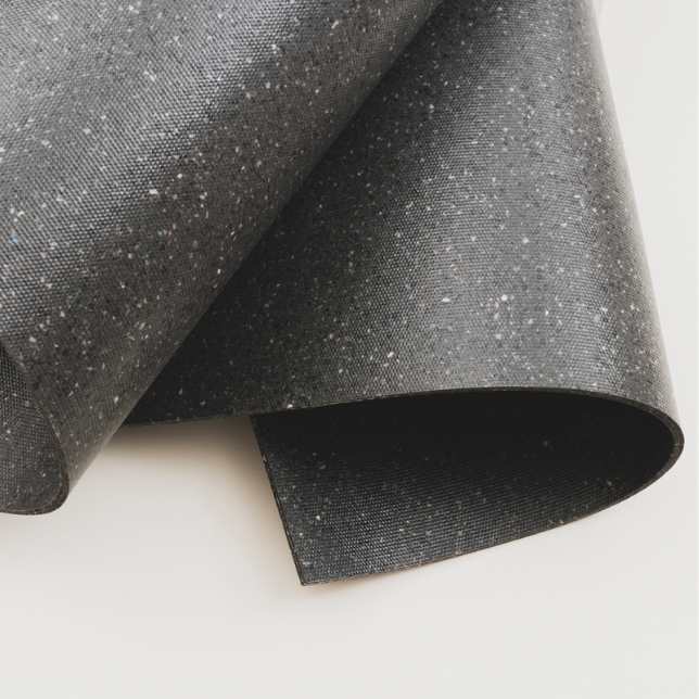 Recycelte Schaumstoffreste in eher dunkel