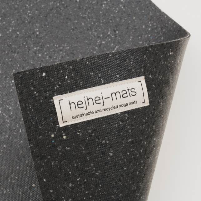 hejhej-mats als Logo oben links bei jeder Yogamatte