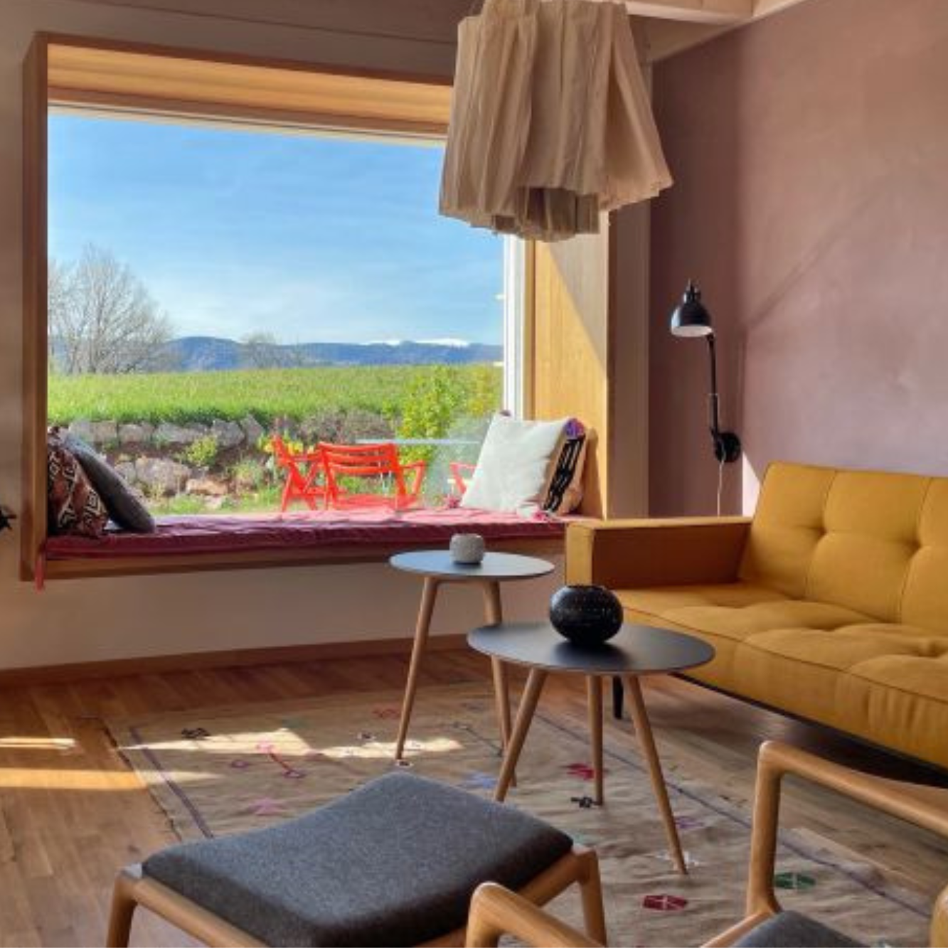 Ein Sitzfenster, wo du auf der Fensterbank gemütlich ein Buch lesen kannst