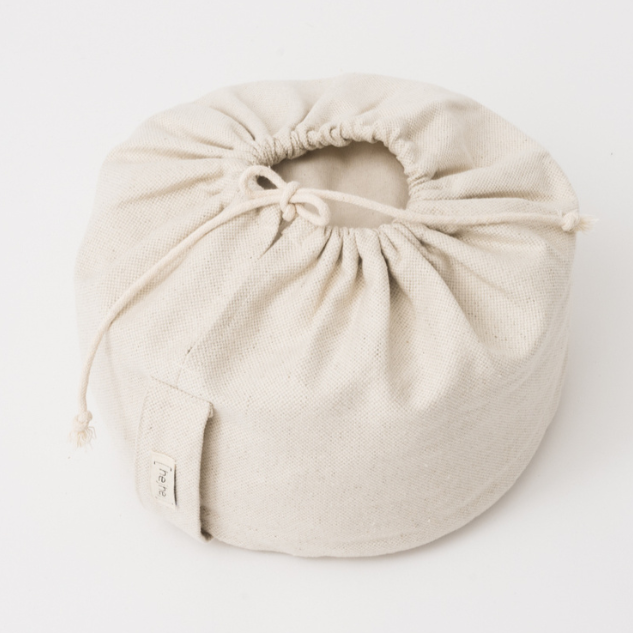 An der einen Seite wird das hejhej-pillow mit einer Kordel zusammen gehalten, so kannst du den äußeren Stoff waschen