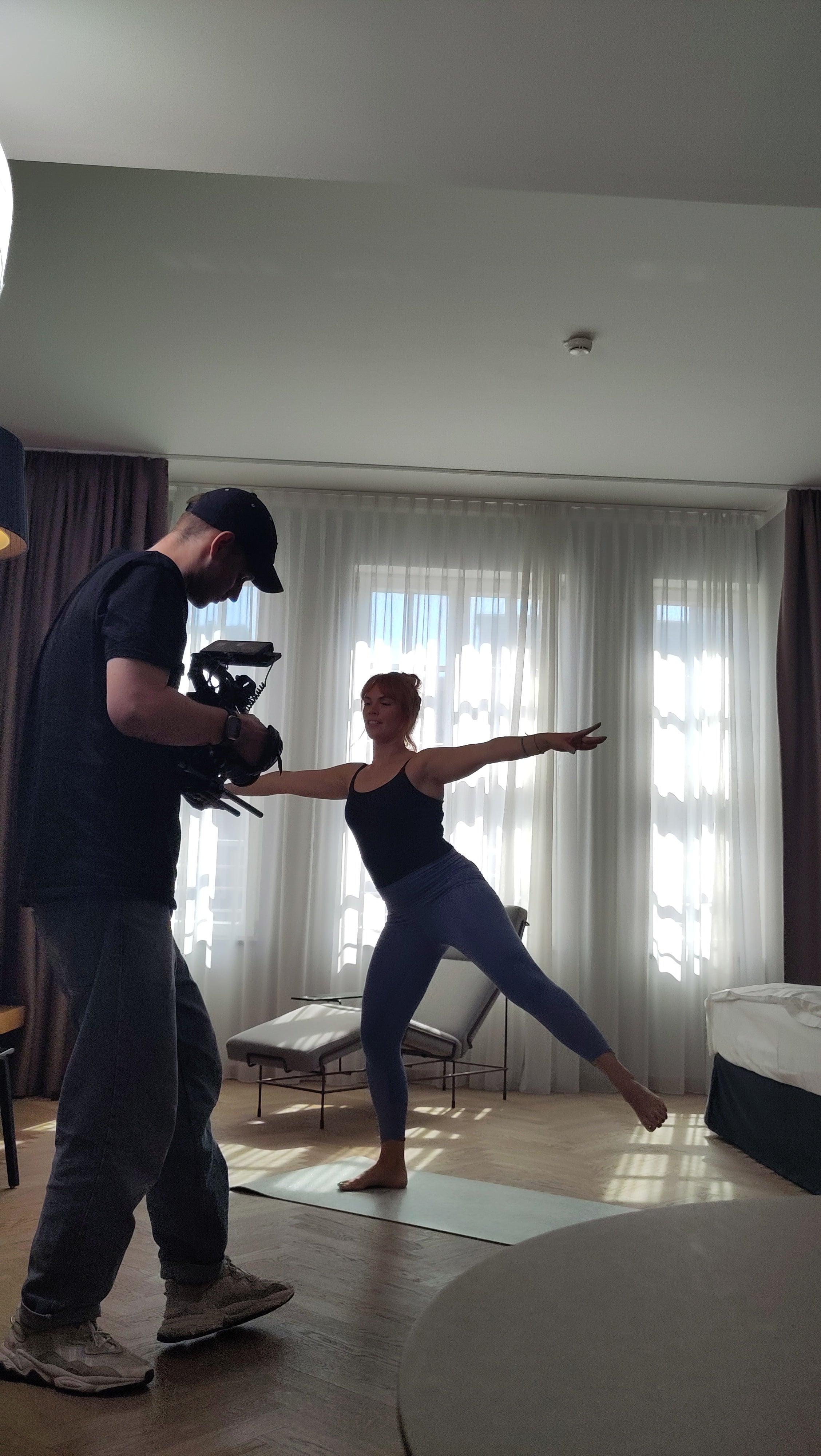 Video Dreh in einem Hotel mit Yogamatten