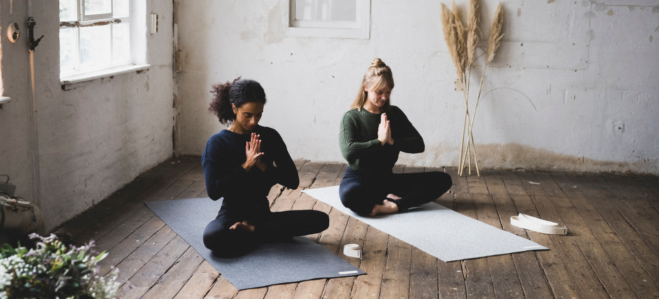 Zwei Yogis meditieren auf den hejhej-mats zusammen