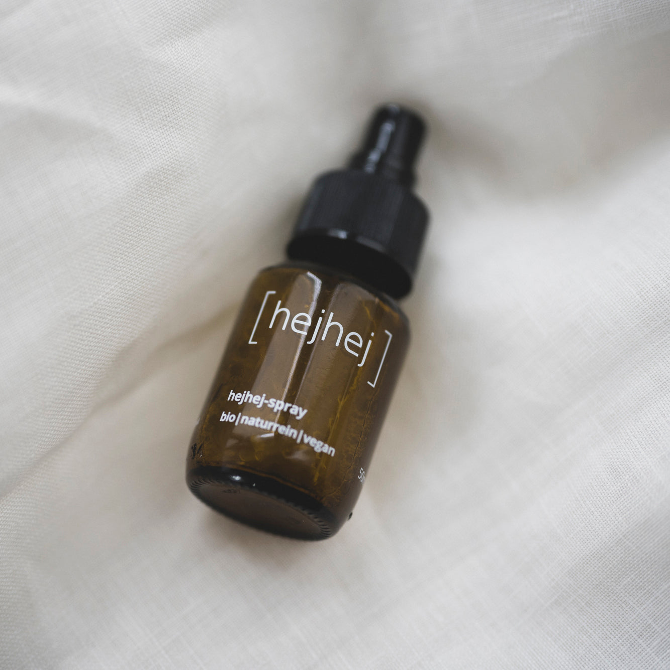 Yoga Spray von hejhej liegt auf einem Bett