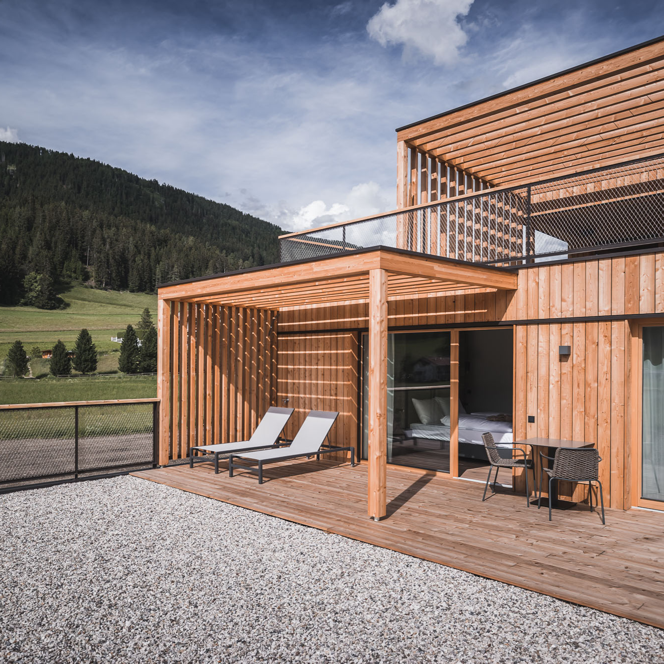 Holzhaus mit schöner Terrasse wo schon zwei Liegen auf dich warten