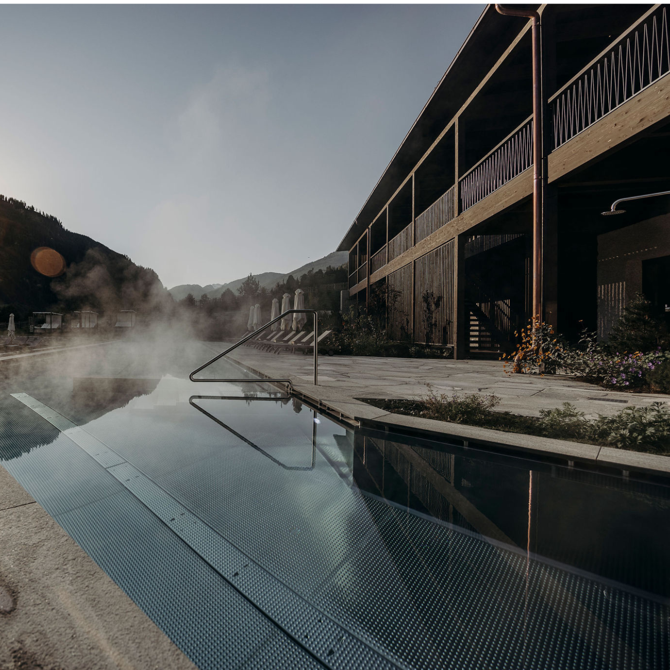 Ein länglicher Pool aus dem es gerade raus dampft