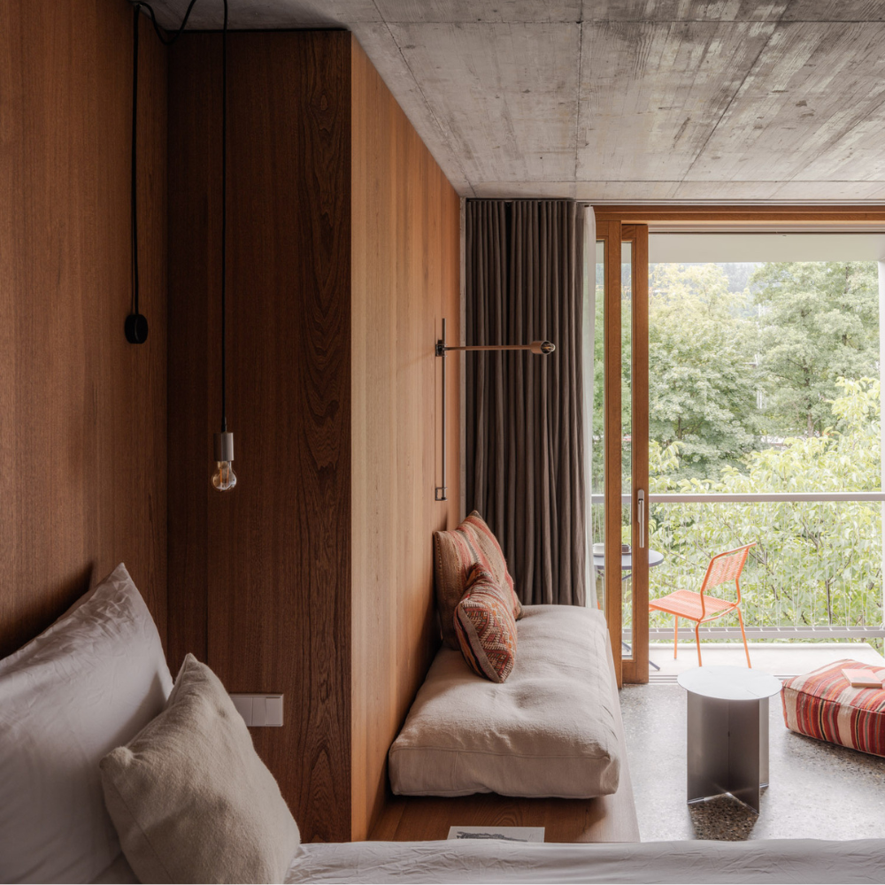 Innenansicht Zimmer im Artbau Designhotel mit Blick auf Sofa und Balkon