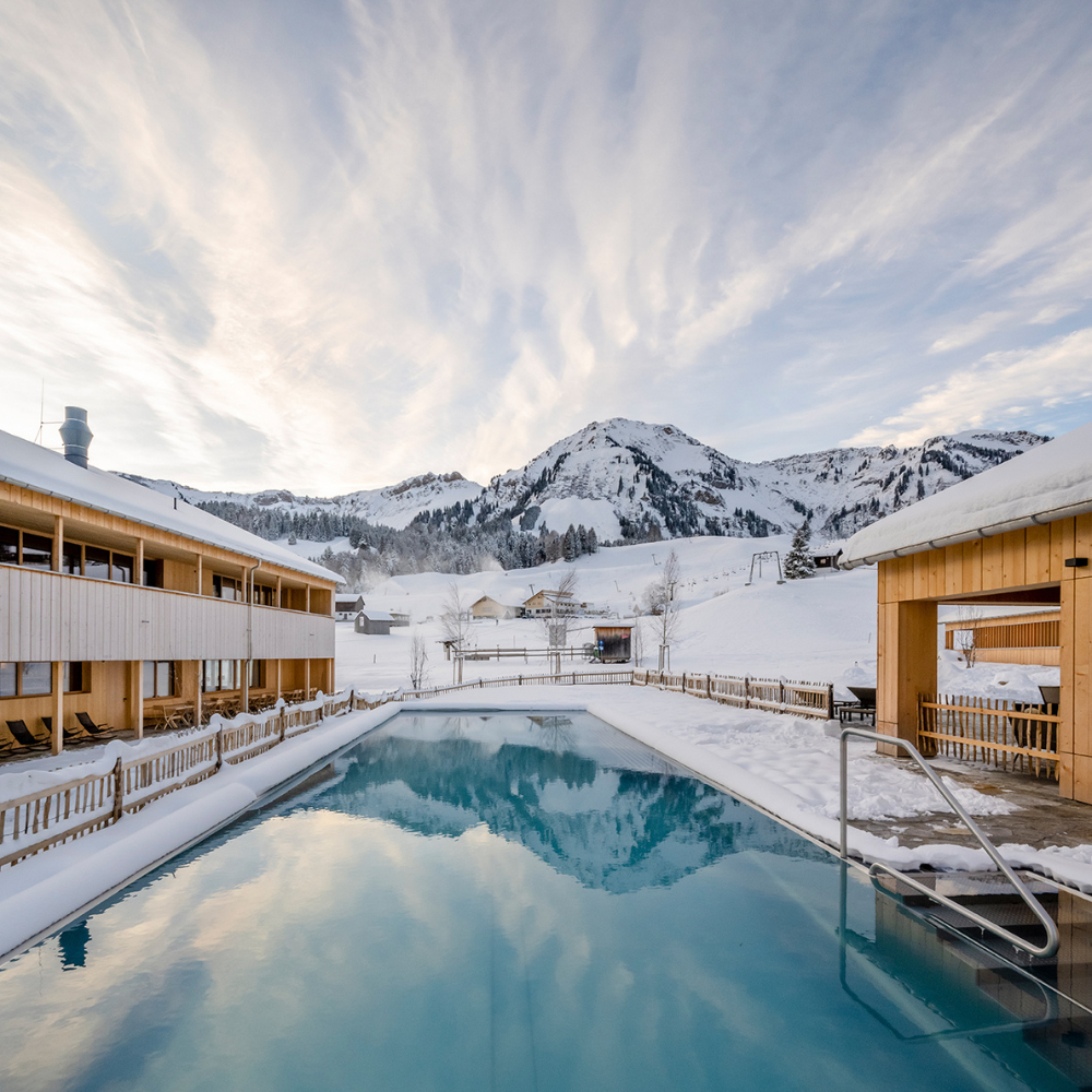 Nachhaltiges Hotel im Schnee mit Pool und Bergpanorama