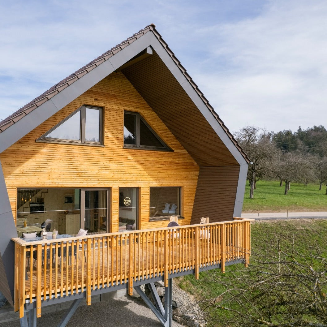 Ein kleines Baumhaus aus Holz ganz schick und modern auf Stelzen