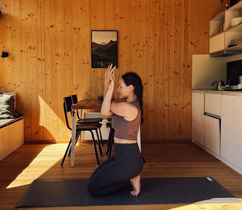 Eine Frau in einer kleinen Cabin am Yoga machen
