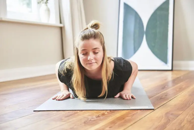 Junge entspannte Frau auf der Premium Yogamatte von hejhej-mats