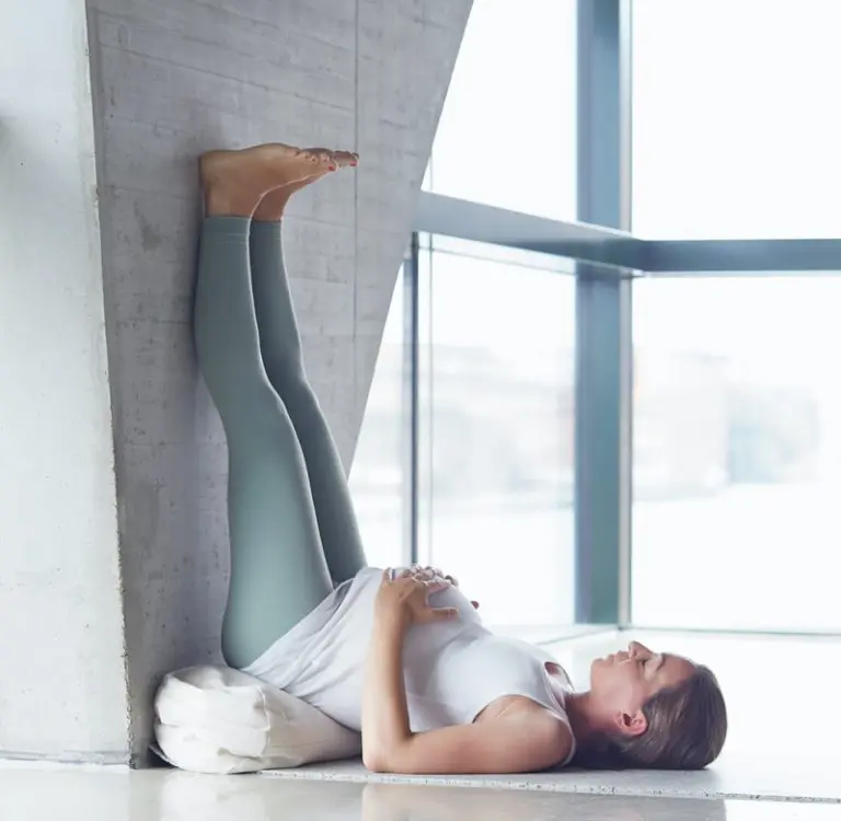 Umkehrhaltung auf dem Yoga Bolster