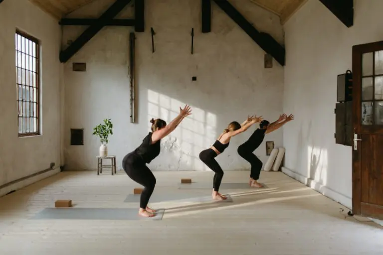 Drei Yogis, die Yoga verkörpern - Tipps für eine erfolgreiche Crowdfunding Kampagne