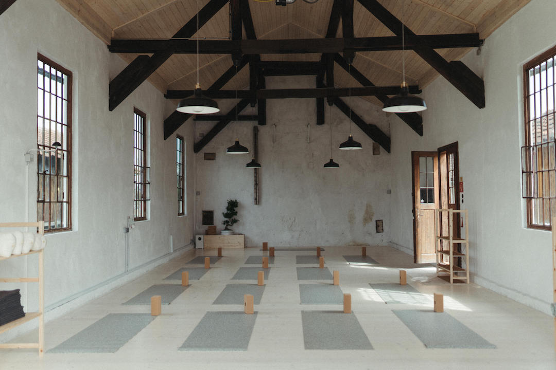 Ein Yogastudio voll von recycelten Yogamatten - hejhej-mats ist dir erste recycelte Yogamatte und in verschiedenen Studios zu finden