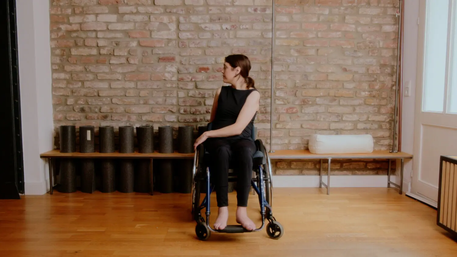 Inklusives Yoga im Rollstuhl mit Mechthild. Hier erfährst du spannende Ansätze und Tipps.