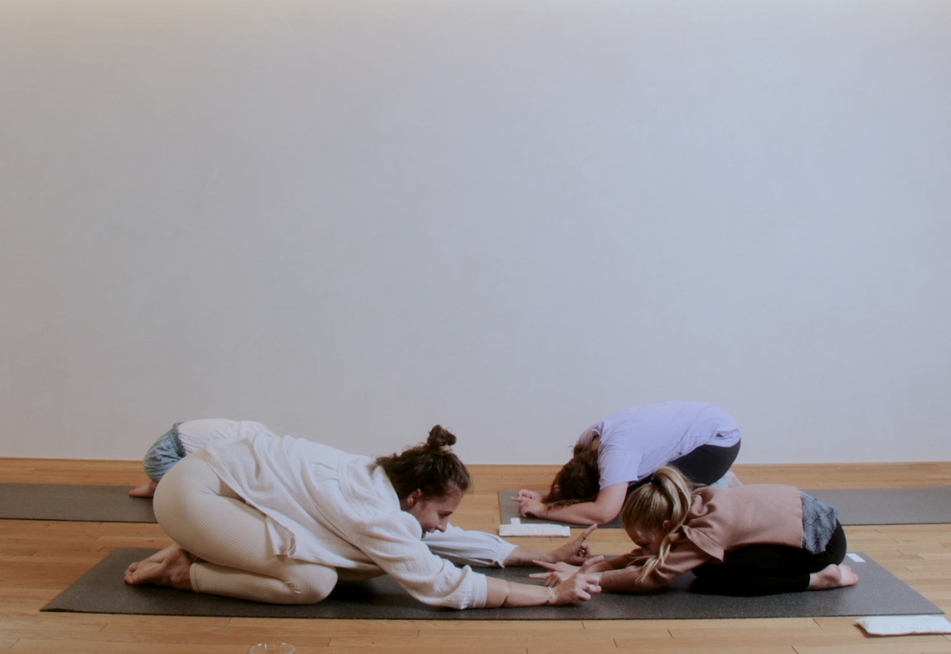 Frau und drei Kinder machen Yoga auf hejhej Yogamatten