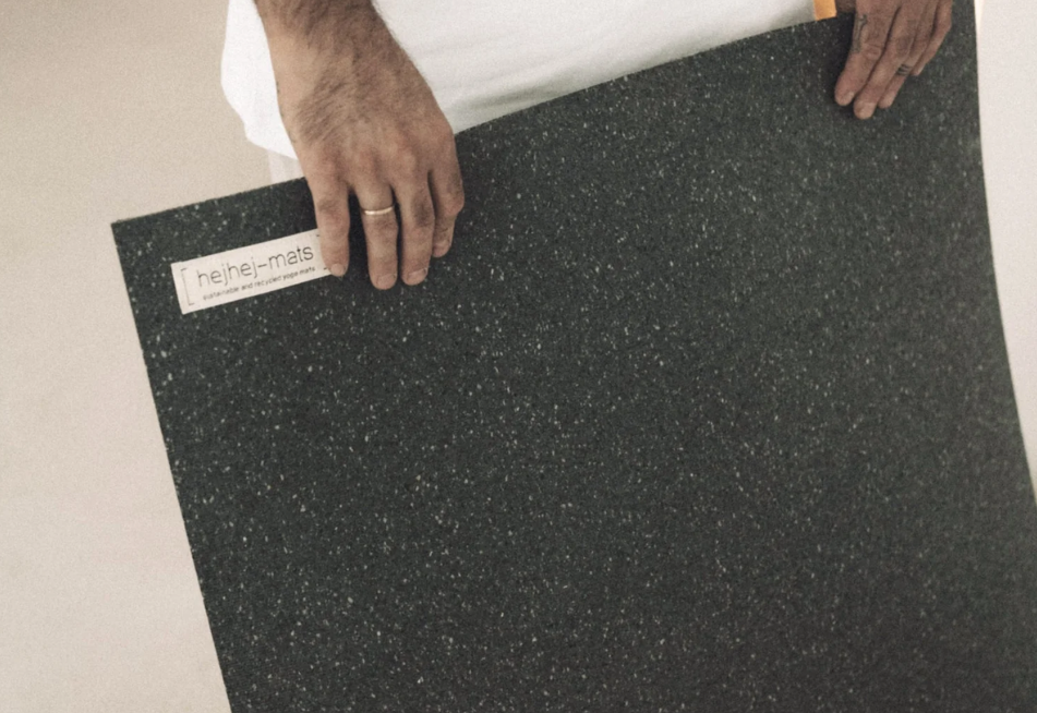 Mann hält eher dunkle hejhej-mat