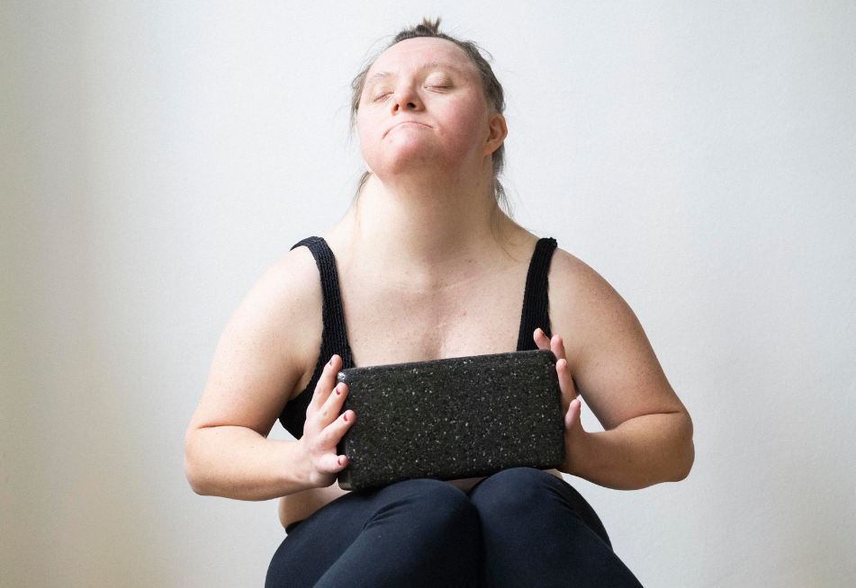 Frau mit Down-Syndrom sitzend
