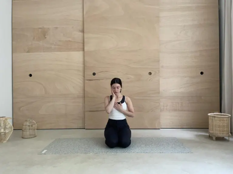 Trauma-sensitive Yoga teacher on her hejhej-mat. Her nameis Loredana Di Filippo.