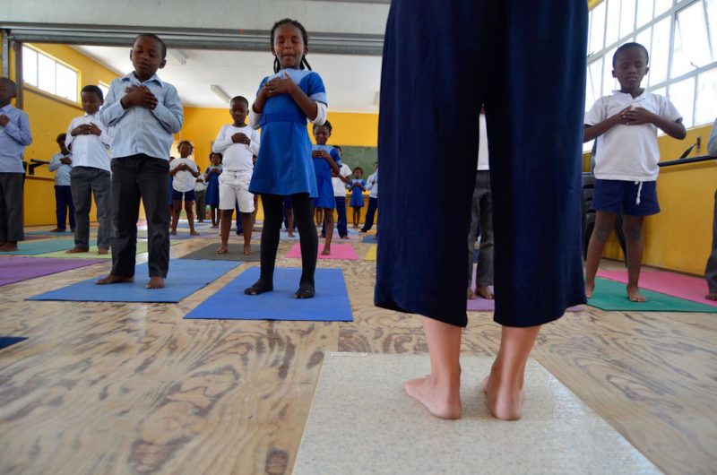 Gründerin Anna besucht kleine Kinder in Südafrika - unsere umweltfreundliche Yogamatte ermöglicht den Kindern an Yoga teilzunehmen