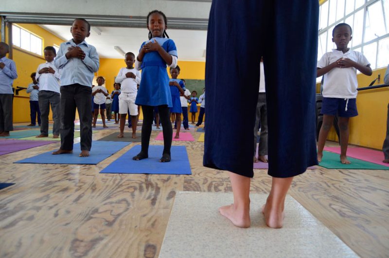 Gründerin Anna besucht kleine Kinder in Südafrika - unsere umweltfreundliche Yogamatte ermöglicht den Kindern an Yoga teilzunehmen