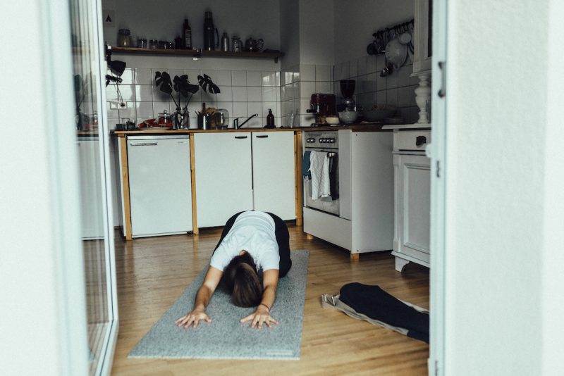 Yoga für zuhause - Yoga in der Küche kann auch toll sein