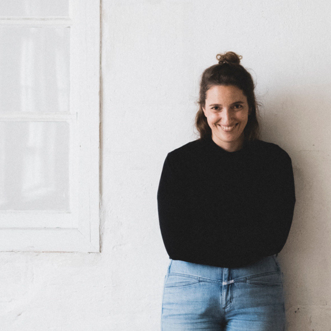 Sophie Zepnik mit schwarzem Pullover und langen dunklen Haaren mit einem Dutt auf dem Kopf