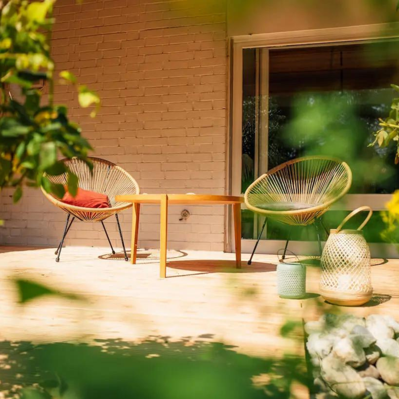 Gemütliche Sitzecke auf einer Terrasse mit bequem Stühlen