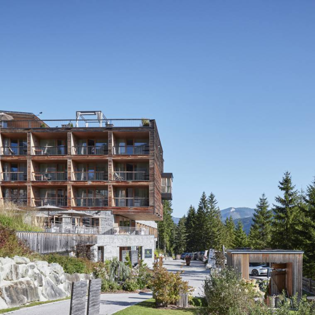 Ein Hotel aus Holz mit großen Balkonen und Fenstern