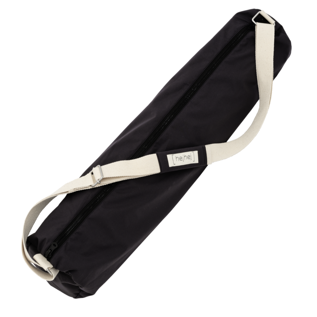 die Yogamattentasche in grey-aubergine mit baumwollfarbenem Yoga Gurt