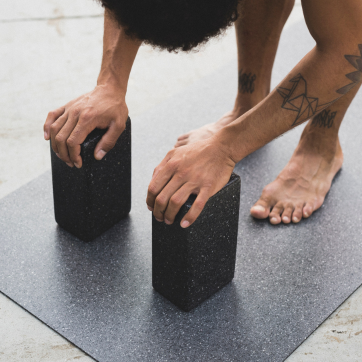 Die Vorwärtsbeuge auf der eher dunklen hejhej-mat mit den Yoga Blöcken unter den Händen