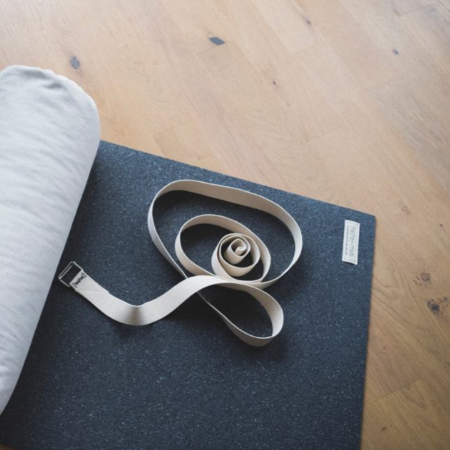 Der Yogagurt ist plaziert für deine Yoga Praxis neben der Bolster auf der hejhej-mat