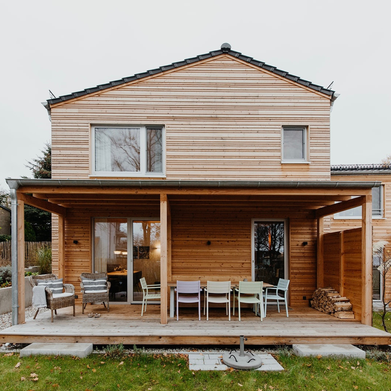 Ein kleines Holzhaus mit großer tollen Terrasse 