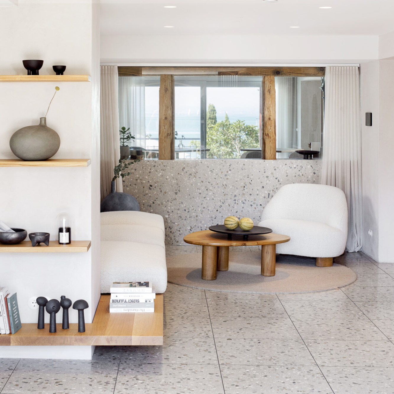 Total stylisch eingerichtetes Zimmer mit Terrazzo Boden