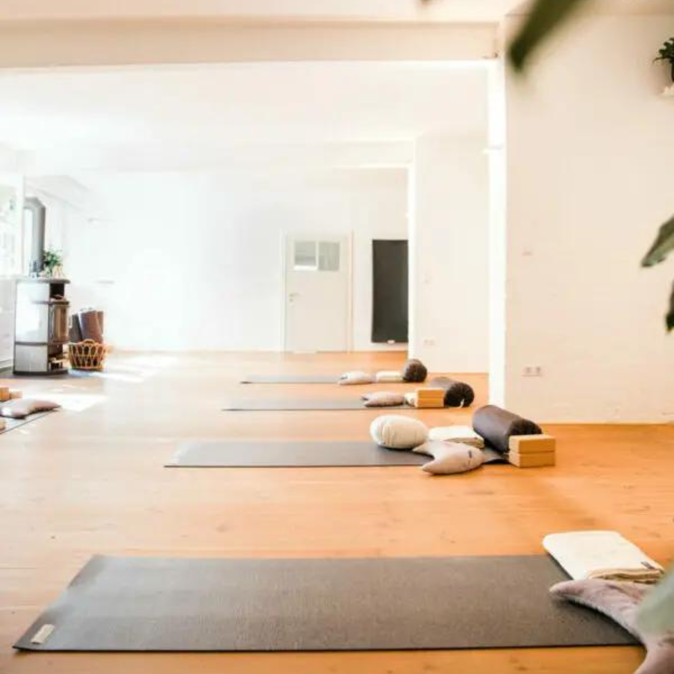Das gemütliche Yoga Setup in Karlsruhe mit Holzboden