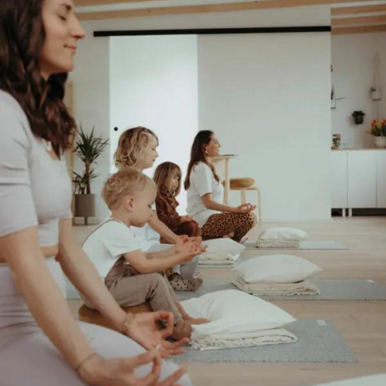 Yogapraxis mit Kindern auf den hellen hejhej-mats