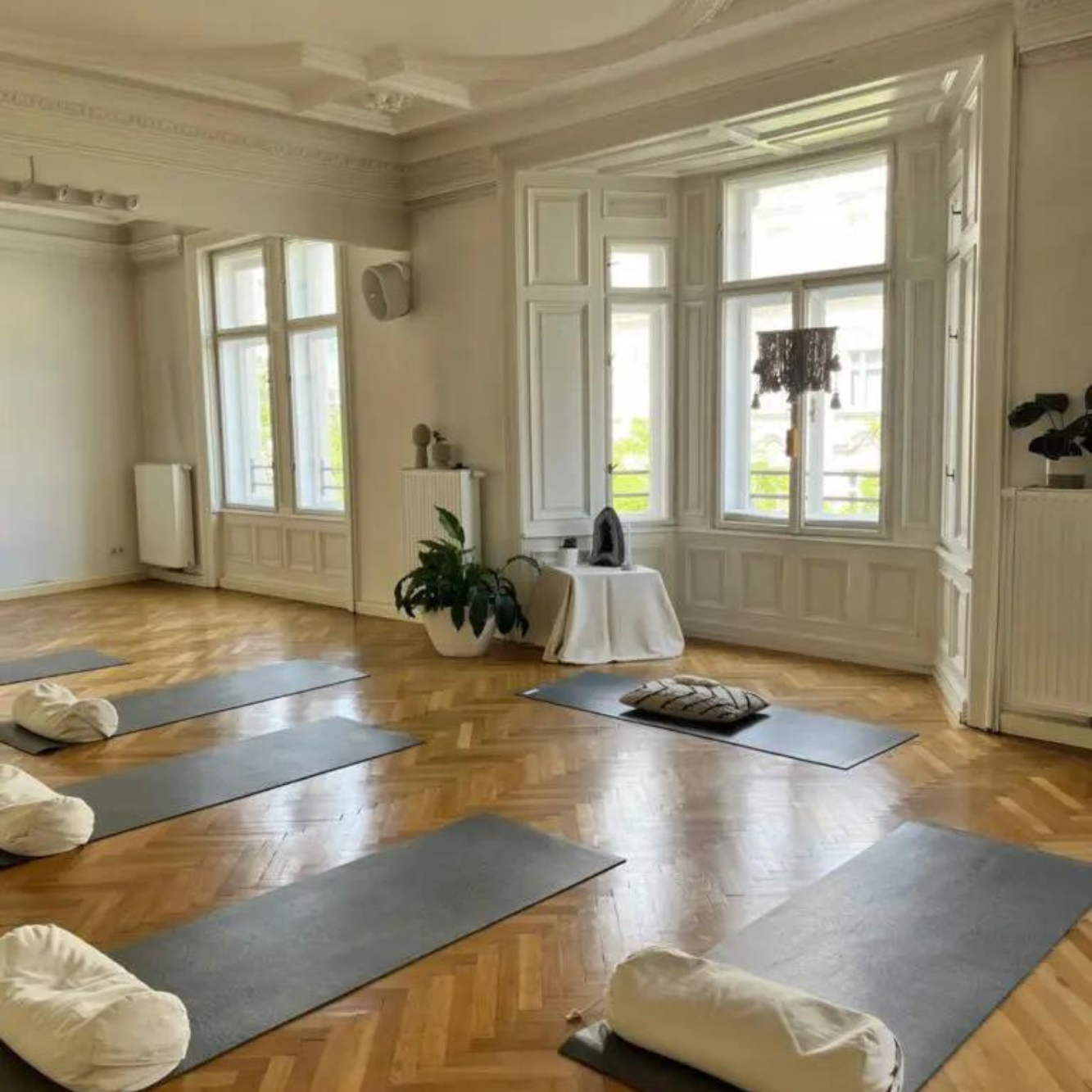 Typischer Wiener Altbau als Yogastudio genutzt mit den dunklen hejhej-mats und den hejhej-bolstern