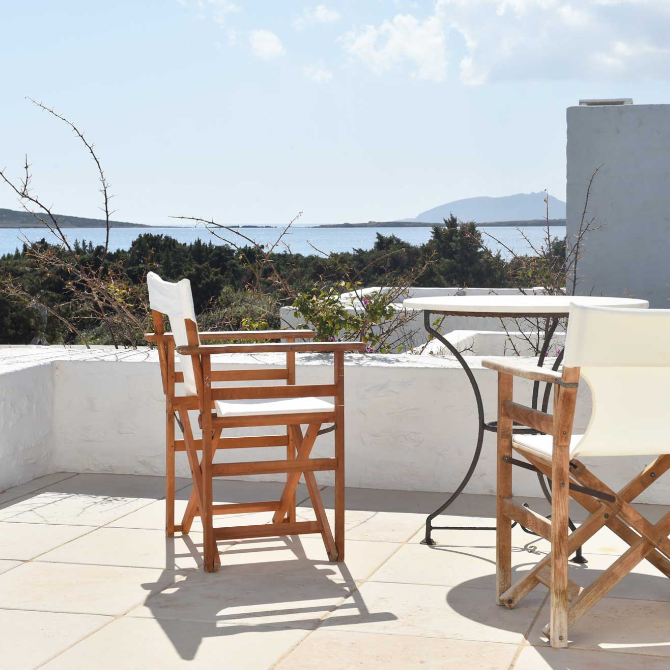 Tisch und Stuhl auf einer Terrasse mit Blick aufs Meer