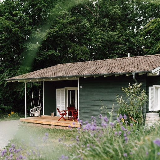Süße kleine naturverbundene Häuser in Deutschland jetzt mit Yogamatten ausgestattet