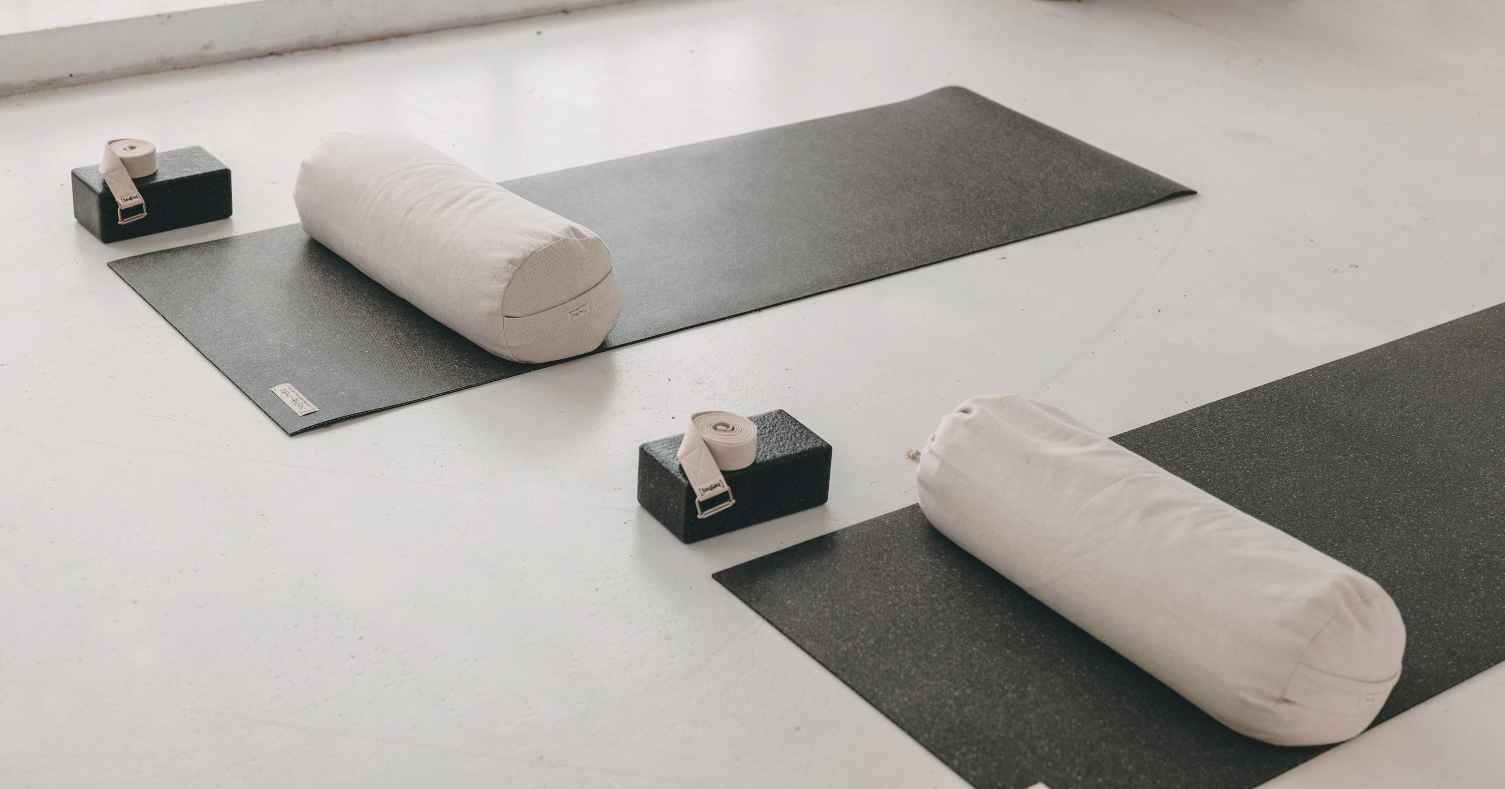 Dein Yoga Platz ist schon fertig gerichtet mit sehr hochwertigem Yoga Equipment