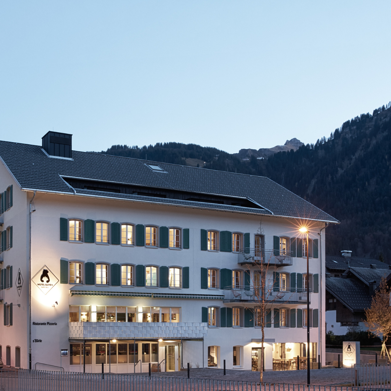 Ein modernes Hotel in in den Bergen mit Abendstimmung