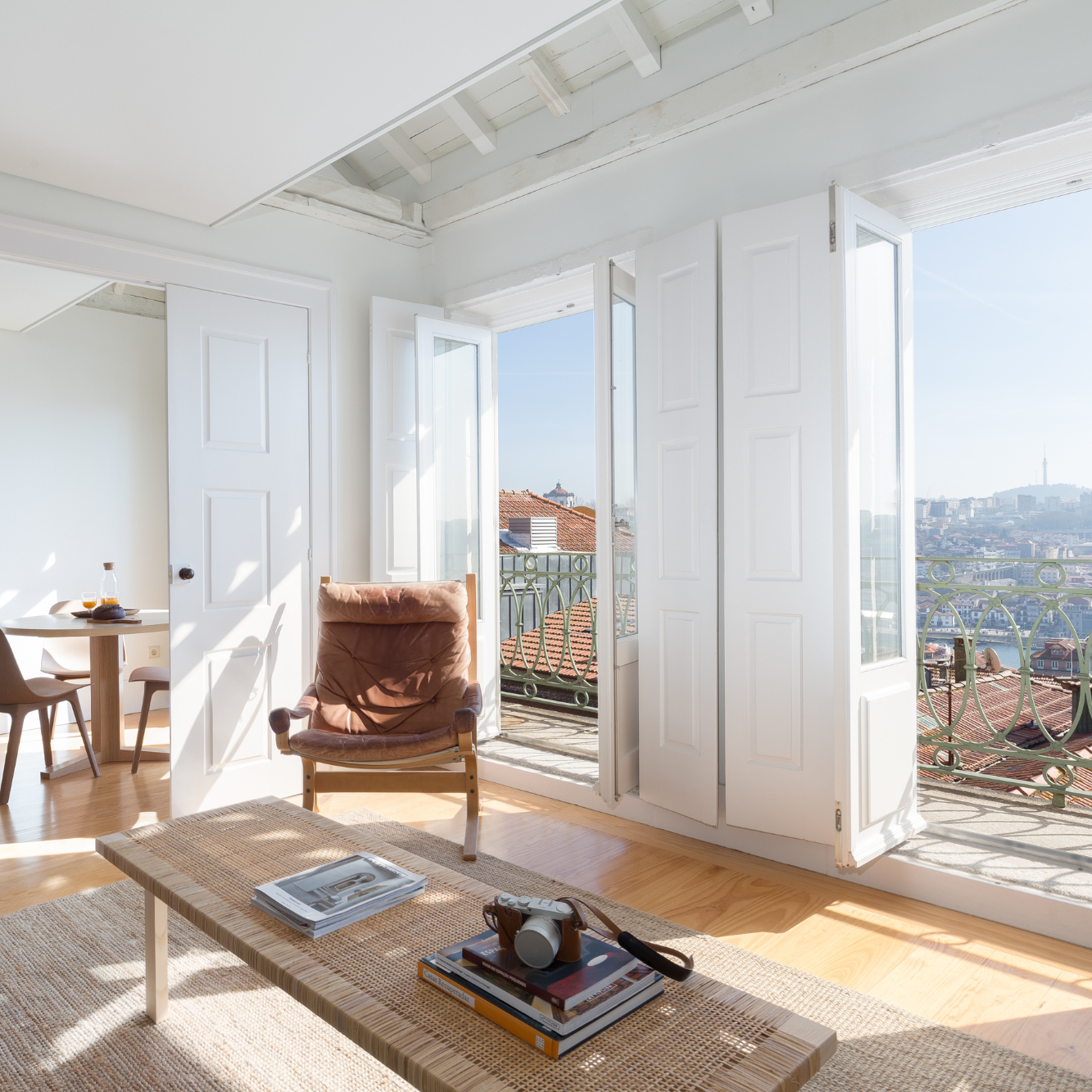 Ein wohnlich eingerichtetes Apartment mit Blick über die Stadt Porto