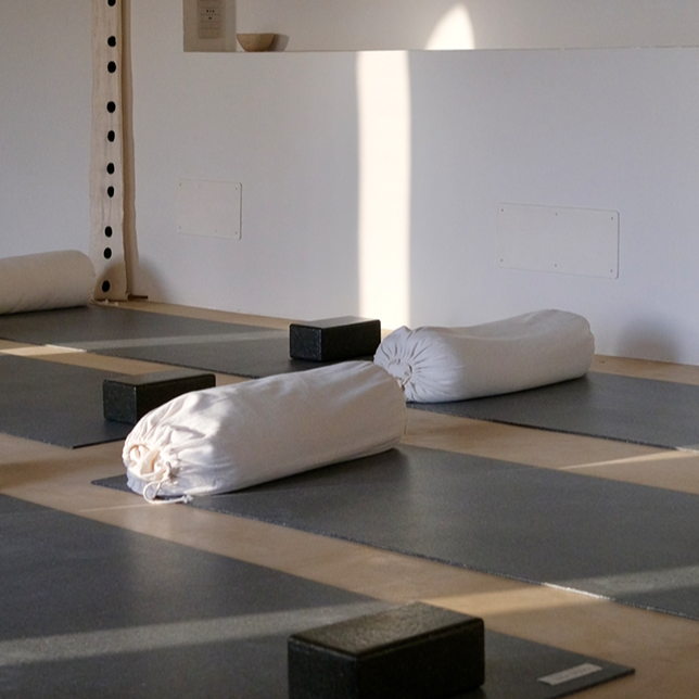 Yoga-Studio mit Polstern