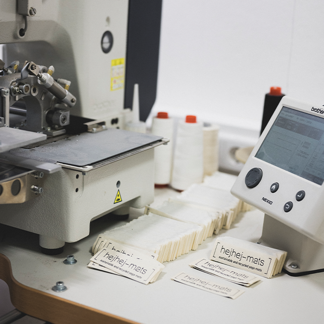Die Labels liegen vor der Maschine und werden gleich auf die hejhej-mats genäht