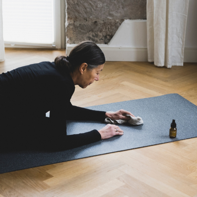 Die Yogamatte kannst du einfach mit einem Tuch und dem Yoga Spray putzen